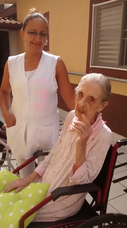 Asilo geriátrico para mulheres idosas no Jardim Aracília